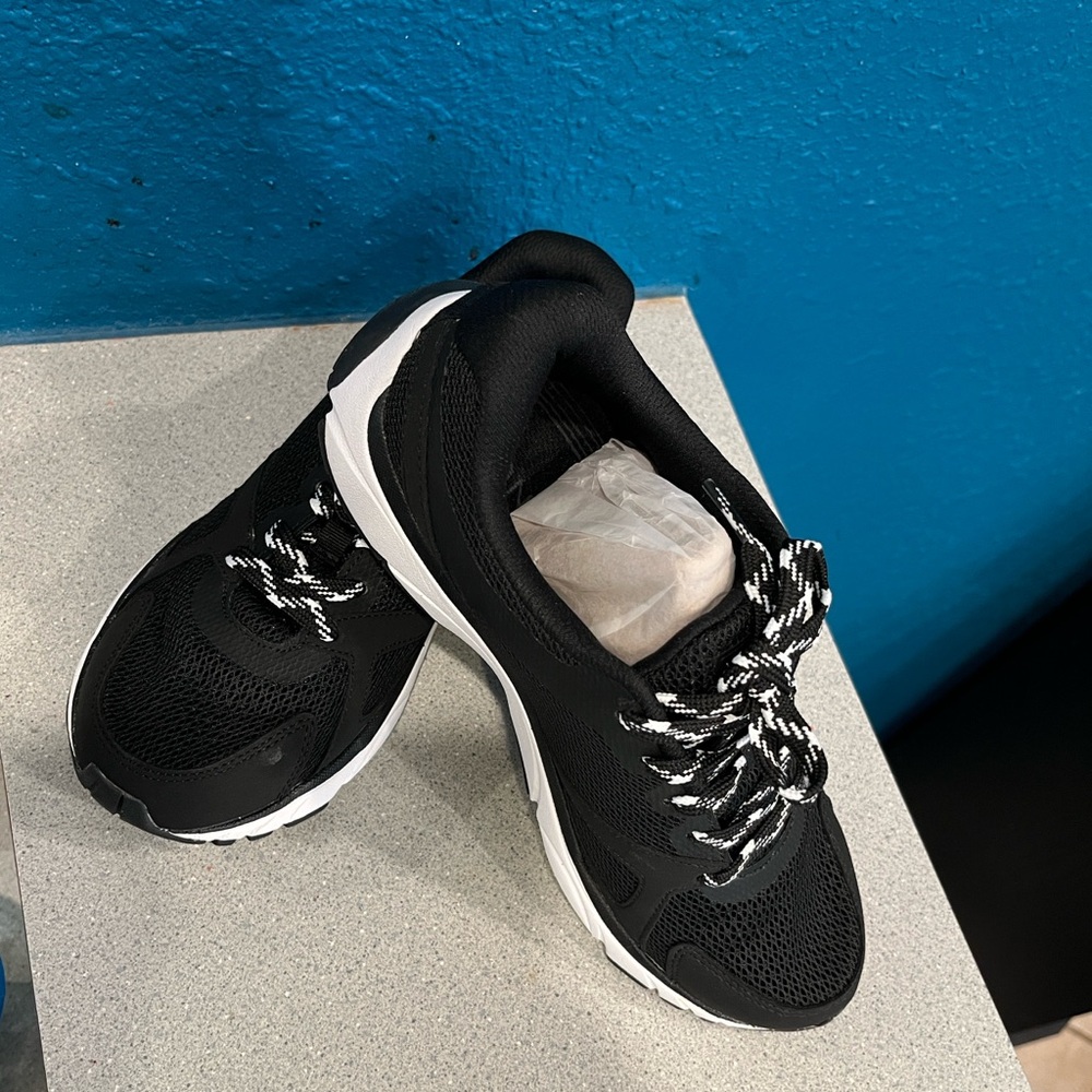 Vionic Black and White Women's Sneakers with 1st ray technology